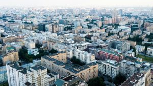 Alquiler temporal Rusia: Navegar entre ganancias y normativa anti-hostal